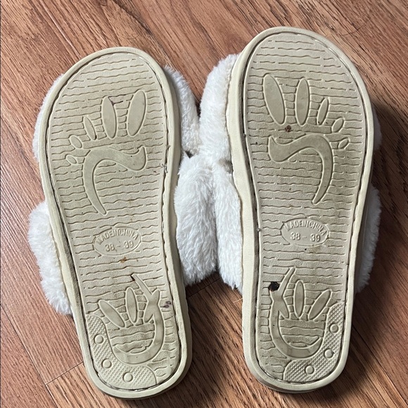 White Bride Fuzzy Slippers (7.5/8) - Picture 2 of 2